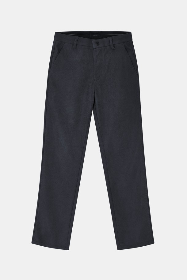 남성 경량 코듀로이 밴딩 팬츠 BPT114는 부드러운 코튼 소재로 제작되어 편안한 착용감을 선사합니다. 봄, 여름, 가을, 겨울 사계절 모두 활용 가능한 실용적인 아이템으로, 슬림핏, 레귤러핏 등 다양한 핏으로 출시되어 폭넓은 스타일 연출이 가능합니다. 블랙, 다크 그레이, 네이비 세 가지 기본 컬러로 출시되어 어떤 상의와도 쉽게 매치할 수 있습니다. 허리 밴딩 디테일로 편안함을 더하고, 출근룩, 비즈니스 캐주얼, 데이트룩 등 TPO에 구애받지 않고 클래식, 미니멀, 캐주얼 스타일을 모두 소화할 수 있습니다. 가볍고 쾌적한 착용감으로 매일 입고 싶은 데일리 팬츠입니다.
