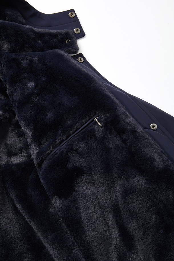 IKALOOK(이카룩) 보아 후드 탈부착 미들 점퍼 BJP125는 겨울철 데일리룩을 위한 캐주얼하고 미니멀한 스타일의 점퍼입니다. 블랙과 네이비 두 가지 색상으로 출시되었으며, 심플 베이직 패턴으로 어떤 옷에도 쉽게 매치할 수 있습니다. 보아 소재를 사용하여 부드러운 촉감을 제공하며, 헤비 아우터 두께로 뛰어난 보온성을 자랑합니다. 후드는 탈부착이 가능하여 다양한 스타일 연출이 가능하며, 전체 안감 처리로 편안한 착용감을 선사합니다. 세미 오버사이즈핏으로 편안하게 착용 가능하며, 집업 방식으로 간편하게 여밀 수 있습니다.
