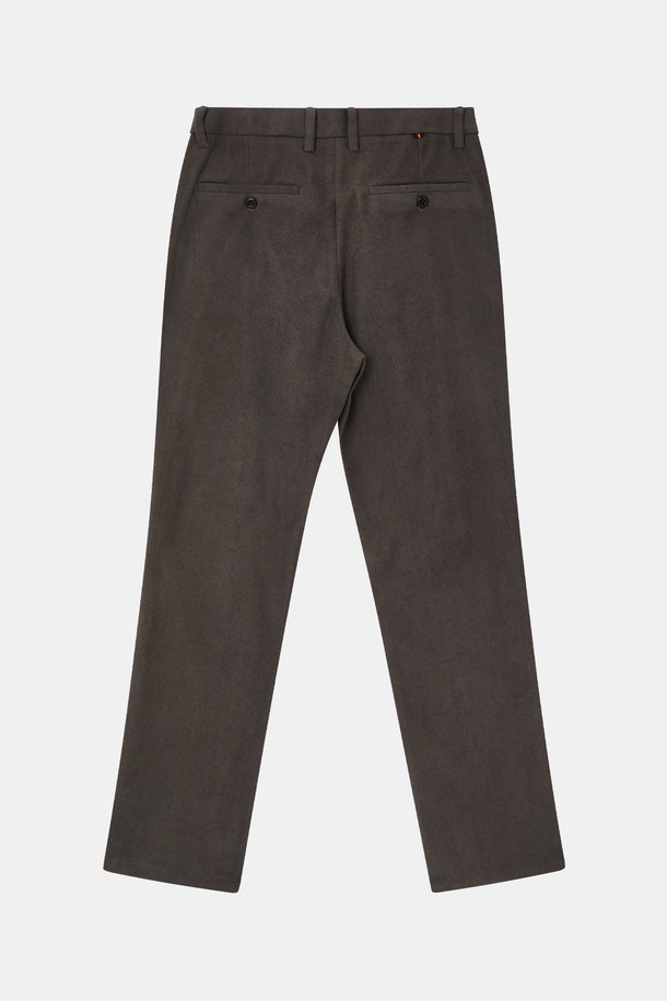 남성 경량 코듀로이 밴딩 팬츠 BPT114는 캐주얼, 베이직 스타일을 추구하는 남성을 위한 제품입니다. 봄, 여름, 가을, 겨울 사계절 모두 활용 가능하며, 일상복으로 편안하게 착용할 수 있습니다. 블랙, 다크 그레이, 네이비 3가지 기본 색상으로 출시되어 다양한 상의와 매치하기 용이합니다. 코튼 소재의 경량 코듀로이 원단으로 제작되어 부드러운 촉감과 편안한 착용감을 제공하며, 레귤러핏, 와이드핏, 일자핏으로 출시되어 폭넓은 스타일을 연출할 수 있습니다. 밴딩 처리로 허리 부분의 편안함을 더했으며, 신축성이 있어 활동성을 높였습니다.
