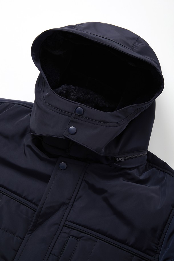 IKALOOK(이카룩) 보아 후드 탈부착 미들 점퍼 BJP125는 겨울철 데일리룩을 위한 캐주얼하고 미니멀한 스타일의 점퍼입니다. 블랙과 네이비 두 가지 색상으로 출시되었으며, 심플 베이직 패턴으로 어떤 옷에도 쉽게 매치할 수 있습니다. 보아 소재를 사용하여 부드러운 촉감을 제공하며, 헤비 아우터 두께로 뛰어난 보온성을 자랑합니다. 후드는 탈부착이 가능하여 다양한 스타일 연출이 가능하며, 전체 안감 처리로 편안한 착용감을 선사합니다. 세미 오버사이즈핏으로 편안하게 착용 가능하며, 집업 방식으로 간편하게 여밀 수 있습니다.
