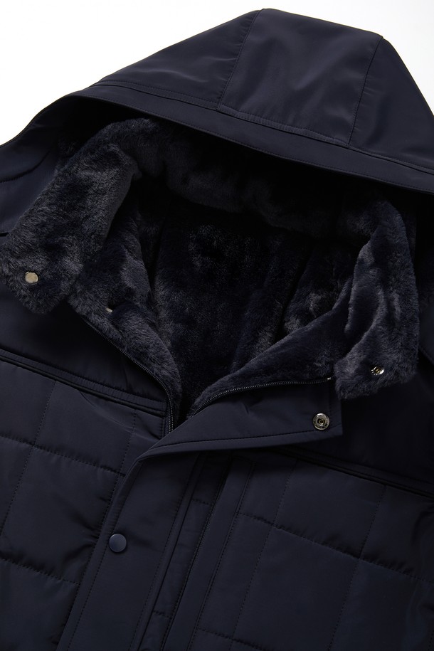 IKALOOK(이카룩) 보아 후드 탈부착 미들 점퍼 BJP125는 겨울철 데일리룩을 위한 캐주얼하고 미니멀한 스타일의 점퍼입니다. 블랙과 네이비 두 가지 색상으로 출시되었으며, 심플 베이직 패턴으로 어떤 옷에도 쉽게 매치할 수 있습니다. 보아 소재를 사용하여 부드러운 촉감을 제공하며, 헤비 아우터 두께로 뛰어난 보온성을 자랑합니다. 후드는 탈부착이 가능하여 다양한 스타일 연출이 가능하며, 전체 안감 처리로 편안한 착용감을 선사합니다. 세미 오버사이즈핏으로 편안하게 착용 가능하며, 집업 방식으로 간편하게 여밀 수 있습니다.
