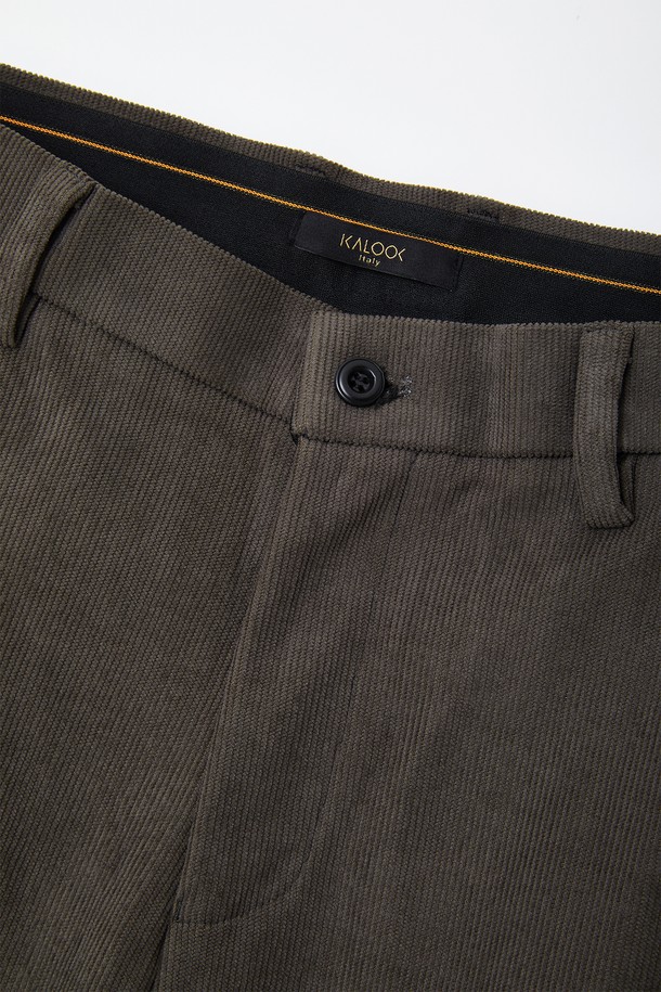 남성 경량 코듀로이 밴딩 팬츠 BPT114는 캐주얼, 베이직 스타일을 추구하는 남성을 위한 제품입니다. 봄, 여름, 가을, 겨울 사계절 모두 활용 가능하며, 일상복으로 편안하게 착용할 수 있습니다. 블랙, 다크 그레이, 네이비 3가지 기본 색상으로 출시되어 다양한 상의와 매치하기 용이합니다. 코튼 소재의 경량 코듀로이 원단으로 제작되어 부드러운 촉감과 편안한 착용감을 제공하며, 레귤러핏, 와이드핏, 일자핏으로 출시되어 폭넓은 스타일을 연출할 수 있습니다. 밴딩 처리로 허리 부분의 편안함을 더했으며, 신축성이 있어 활동성을 높였습니다.
