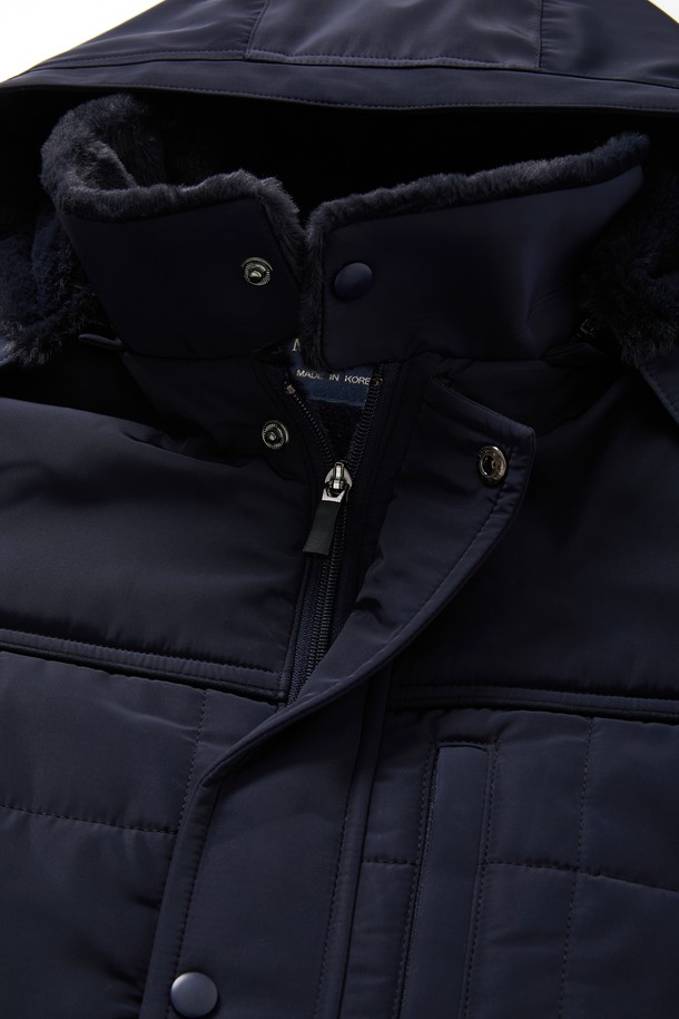 IKALOOK(이카룩) 보아 후드 탈부착 미들 점퍼 BJP125는 겨울철 데일리룩을 위한 캐주얼하고 미니멀한 스타일의 점퍼입니다. 블랙과 네이비 두 가지 색상으로 출시되었으며, 심플 베이직 패턴으로 어떤 옷에도 쉽게 매치할 수 있습니다. 보아 소재를 사용하여 부드러운 촉감을 제공하며, 헤비 아우터 두께로 뛰어난 보온성을 자랑합니다. 후드는 탈부착이 가능하여 다양한 스타일 연출이 가능하며, 전체 안감 처리로 편안한 착용감을 선사합니다. 세미 오버사이즈핏으로 편안하게 착용 가능하며, 집업 방식으로 간편하게 여밀 수 있습니다.
