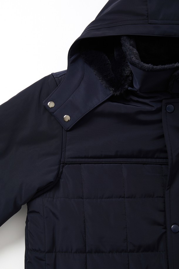 IKALOOK(이카룩) 보아 후드 탈부착 미들 점퍼 BJP125는 겨울철 데일리룩을 위한 캐주얼하고 미니멀한 스타일의 점퍼입니다. 블랙과 네이비 두 가지 색상으로 출시되었으며, 심플 베이직 패턴으로 어떤 옷에도 쉽게 매치할 수 있습니다. 보아 소재를 사용하여 부드러운 촉감을 제공하며, 헤비 아우터 두께로 뛰어난 보온성을 자랑합니다. 후드는 탈부착이 가능하여 다양한 스타일 연출이 가능하며, 전체 안감 처리로 편안한 착용감을 선사합니다. 세미 오버사이즈핏으로 편안하게 착용 가능하며, 집업 방식으로 간편하게 여밀 수 있습니다.
