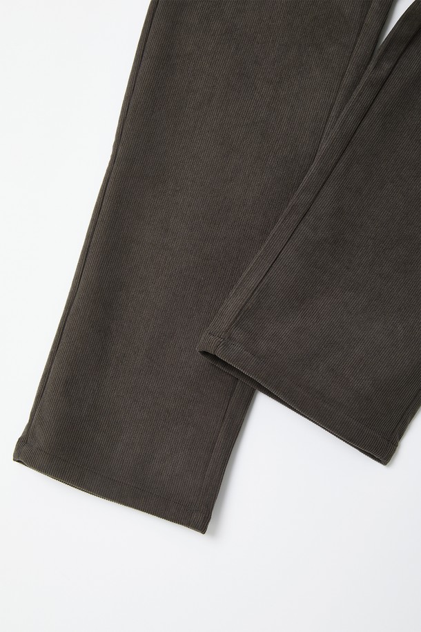 남성 경량 코듀로이 밴딩 팬츠 BPT114는 캐주얼, 베이직 스타일을 추구하는 남성을 위한 제품입니다. 봄, 여름, 가을, 겨울 사계절 모두 활용 가능하며, 일상복으로 편안하게 착용할 수 있습니다. 블랙, 다크 그레이, 네이비 3가지 기본 색상으로 출시되어 다양한 상의와 매치하기 용이합니다. 코튼 소재의 경량 코듀로이 원단으로 제작되어 부드러운 촉감과 편안한 착용감을 제공하며, 레귤러핏, 와이드핏, 일자핏으로 출시되어 폭넓은 스타일을 연출할 수 있습니다. 밴딩 처리로 허리 부분의 편안함을 더했으며, 신축성이 있어 활동성을 높였습니다.
