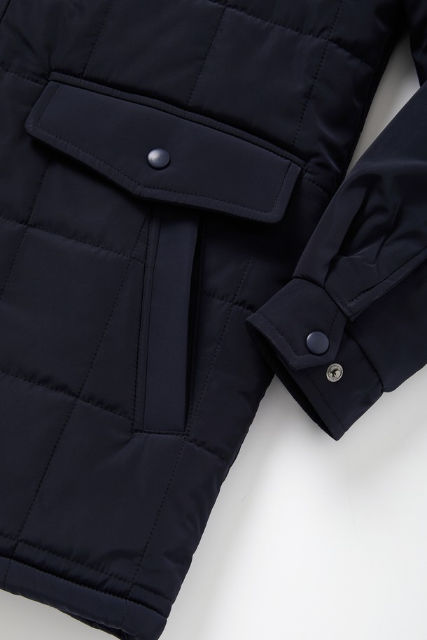 IKALOOK(이카룩) 보아 후드 탈부착 미들 점퍼 BJP125는 겨울철 데일리룩을 위한 캐주얼하고 미니멀한 스타일의 점퍼입니다. 블랙과 네이비 두 가지 색상으로 출시되었으며, 심플 베이직 패턴으로 어떤 옷에도 쉽게 매치할 수 있습니다. 보아 소재를 사용하여 부드러운 촉감을 제공하며, 헤비 아우터 두께로 뛰어난 보온성을 자랑합니다. 후드는 탈부착이 가능하여 다양한 스타일 연출이 가능하며, 전체 안감 처리로 편안한 착용감을 선사합니다. 세미 오버사이즈핏으로 편안하게 착용 가능하며, 집업 방식으로 간편하게 여밀 수 있습니다.
