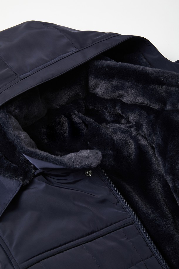 IKALOOK(이카룩) 보아 후드 탈부착 미들 점퍼 BJP125는 겨울철 데일리룩을 위한 캐주얼하고 미니멀한 스타일의 점퍼입니다. 블랙과 네이비 두 가지 색상으로 출시되었으며, 심플 베이직 패턴으로 어떤 옷에도 쉽게 매치할 수 있습니다. 보아 소재를 사용하여 부드러운 촉감을 제공하며, 헤비 아우터 두께로 뛰어난 보온성을 자랑합니다. 후드는 탈부착이 가능하여 다양한 스타일 연출이 가능하며, 전체 안감 처리로 편안한 착용감을 선사합니다. 세미 오버사이즈핏으로 편안하게 착용 가능하며, 집업 방식으로 간편하게 여밀 수 있습니다.
