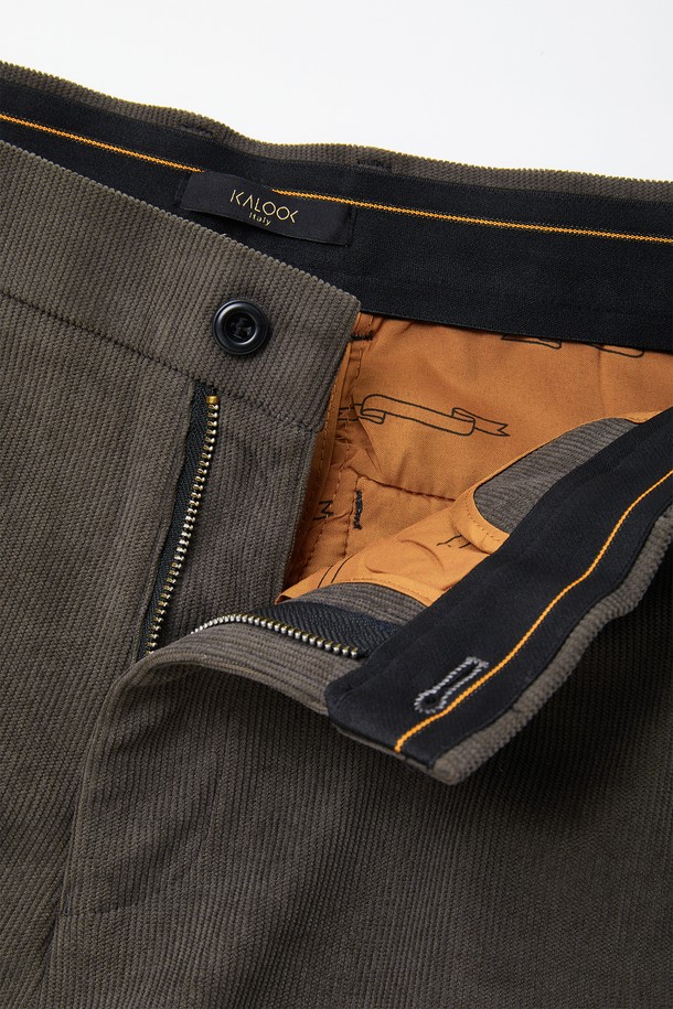 남성 경량 코듀로이 밴딩 팬츠 BPT114는 캐주얼, 베이직 스타일을 추구하는 남성을 위한 제품입니다. 봄, 여름, 가을, 겨울 사계절 모두 활용 가능하며, 일상복으로 편안하게 착용할 수 있습니다. 블랙, 다크 그레이, 네이비 3가지 기본 색상으로 출시되어 다양한 상의와 매치하기 용이합니다. 코튼 소재의 경량 코듀로이 원단으로 제작되어 부드러운 촉감과 편안한 착용감을 제공하며, 레귤러핏, 와이드핏, 일자핏으로 출시되어 폭넓은 스타일을 연출할 수 있습니다. 밴딩 처리로 허리 부분의 편안함을 더했으며, 신축성이 있어 활동성을 높였습니다.
