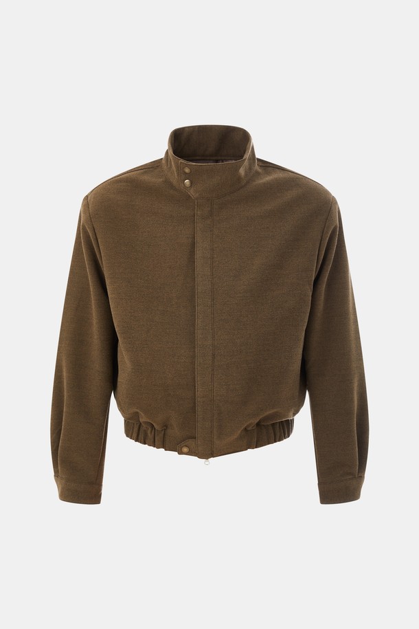 IKALOOK(이칼룩) 버프숄더 하이넥 블루종 점퍼 CJP106입니다. 캐주얼한 스타일의 무지 디자인으로, 봄, 가을에 데일리룩과 동네 마실룩, 봄 소풍룩에 적합합니다. 루즈핏으로 편안하게 착용 가능하며, 면, 레이온, 아크릴 혼방 소재로 제작되어 보통 두께감을 자랑합니다. 하이넥 디자인과 버프 숄더 디테일이 특징이며, 소매는 긴 소매, 여밈 방식은 스냅 버튼으로 간편하게 연출할 수 있습니다. 베이지, 블랙 두 가지 색상으로 만나보세요. 안감은 폴리에스터로 제작되었습니다. 
