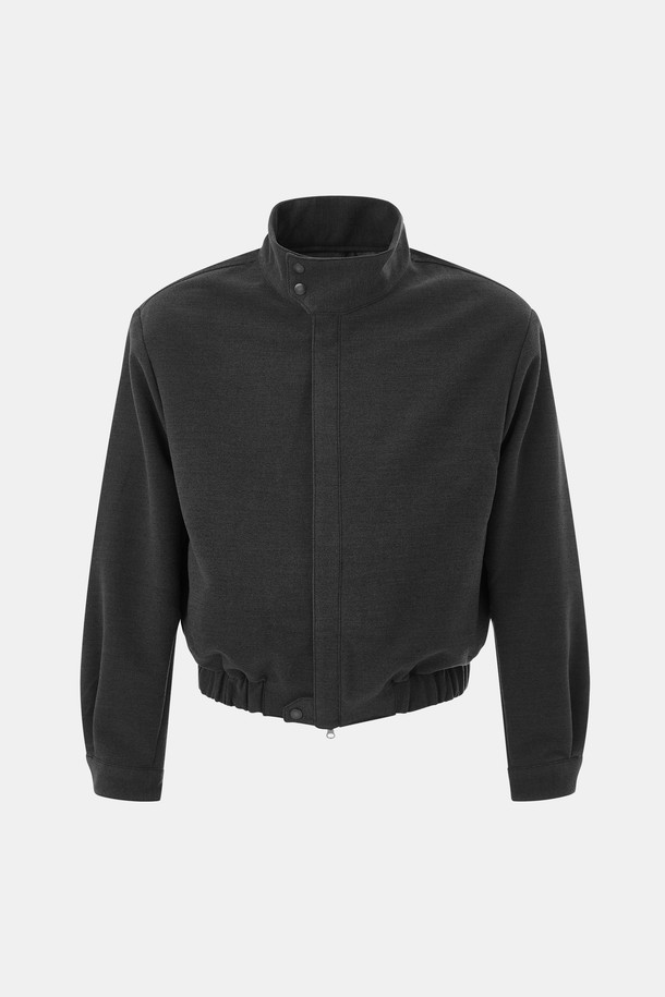 IKALOOK(이칼룩) 버프숄더 하이넥 블루종 점퍼 CJP106은 캐주얼 스타일의 공용 블루종 점퍼입니다. 봄, 가을, 겨울 계절에 적합하며, 데일리룩, 봄 소풍룩, 가을 나들이룩, 겨울 데일리룩에 활용하기 좋습니다. 무지 디자인에 루즈핏으로 편안하게 착용 가능하며, 베이지와 블랙 두 가지 색상으로 출시되었습니다. 면, 레이온, 아크릴 혼방의 두꺼운 소재에 버프 숄더와 시보리 디테일이 특징이며, 스냅 여밈 방식으로 간편하게 탈착할 수 있습니다. 안감은 폴리에스터 소재로 제작되었으며, 긴 소매 기장의 크롭 기장으로 트렌디함을 더했습니다.
