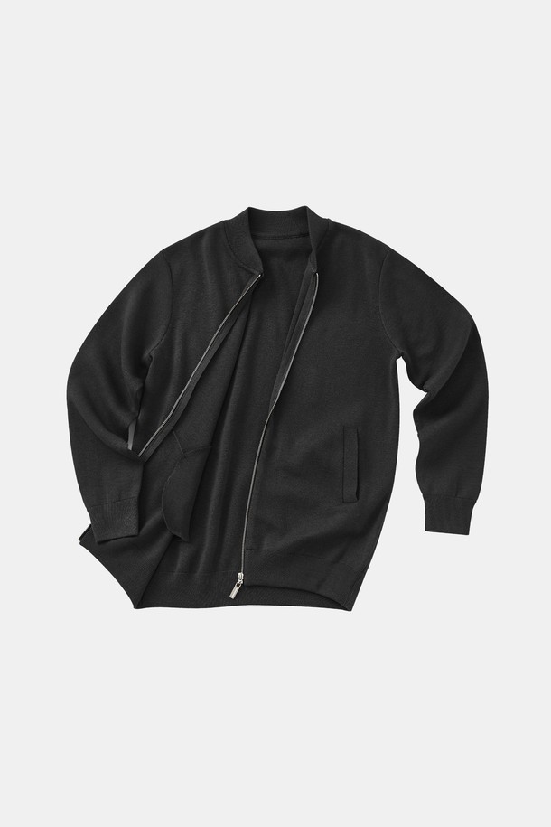 IKALOOK(이카루크) 니트 집업 블루종 가디건 CJP104는 일상에서 활용하기 좋은 남녀 공용 가디건입니다. 그레이, 브라운, 블랙 세 가지 색상으로 출시되어 다양한 스타일 연출이 가능하며, 봄, 가을 간절기에 착용하기 좋습니다. 부드러운 촉감의 폴리에스터, 아크릴, 폴리아미드 혼방 소재로 제작되었으며, 베이직핏과 무지 패턴으로 미니멀하고 캐주얼한 무드를 자아냅니다. 데이트룩이나 카페룩에 매치하여 편안하면서도 세련된 스타일을 완성해 보세요. 소매와 밑단 시보리 마감으로 안정감을 더한 블루종 스타일의 집업 가디건입니다.
