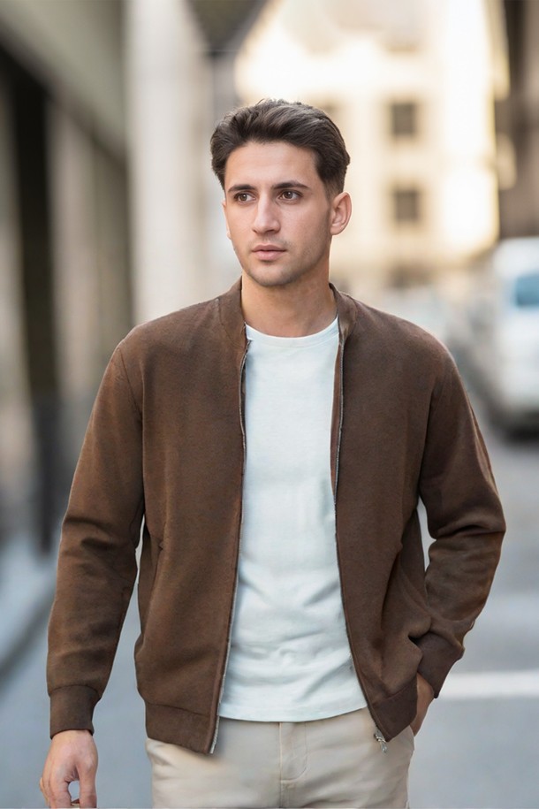 IKALOOK(이카룩) 니트 집업 블루종 가디건 CJP104는 남성을 위한 데일리 아우터입니다. 부드러운 촉감의 폴리에스터, 아크릴, 폴리아미드 혼방 소재로 제작되어 봄, 가을에 착용하기 좋습니다. 베이직핏으로 캐주얼하고 미니멀한 스타일을 연출하며, 집업 여밈 방식과 시보리 밑단, 소매가 특징입니다. 그레이, 블랙, 브라운 세 가지 색상으로 제공되며, 중간 두께감의 레귤러 기장으로 편안하게 착용할 수 있습니다.
