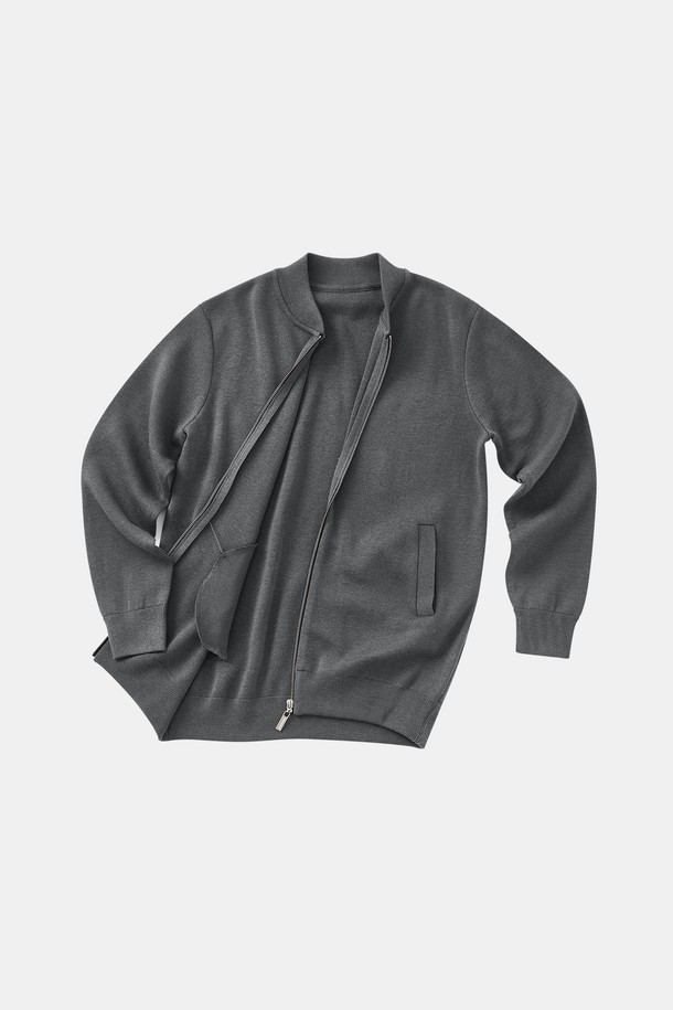 IKALOOK(이카룩) 니트 집업 블루종 가디건 CJP104는 베이직한 디자인의 니트 가디건으로, 캐주얼, 미니멀, 클래식 스타일을 선호하는 고객에게 적합합니다. 그레이, 블랙, 브라운 세 가지 색상으로 출시되어 다양한 코디에 활용할 수 있습니다. 봄, 여름, 가을, 겨울 사계절 모두 착용 가능하며, 부드러운 촉감의 폴리에스터, 아크릴, 폴리아미드 혼방 소재로 제작되었습니다. 긴 소매와 밑단, 소매 시보리 처리가 특징이며, 집업 스타일로 간편하게 착용할 수 있습니다. 데일리 아우터로 활용하기 좋은 베이직핏의 니트 가디건입니다.
