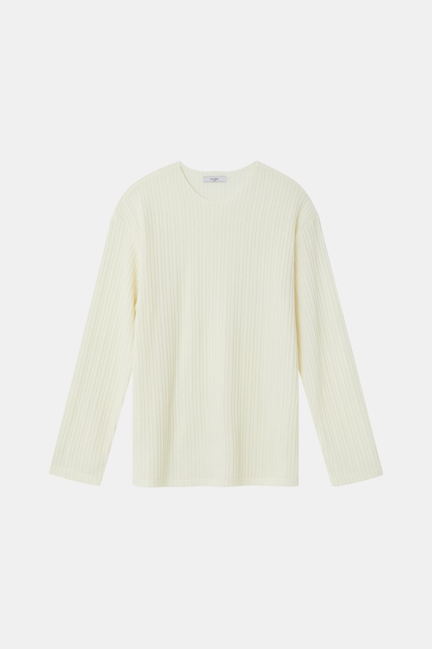 IKALOOK (이깔룩) 봄가을 라이트 골지 긴팔 니트 CNIT101는 여성스러운 데이트룩과 카페룩을 위한 베이직 스타일의 상의입니다. 부드러운 레이온 혼방 플리 원단으로 제작되어 편안한 착용감을 선사하며, 가을, 봄 시즌에 데일리 이너로 활용하기 좋습니다. 베이직핏에 브이넥 디자인으로 어떤 하의와도 잘 어울리는 실용적인 아이템입니다. 골지 패턴으로 은은한 포인트를 더했으며, 블랙, 아이보리, 브라운 세 가지 컬러로 만나볼 수 있습니다. 미니멀, 클래식, 캐주얼 등 다양한 스타일을 연출해보세요.
