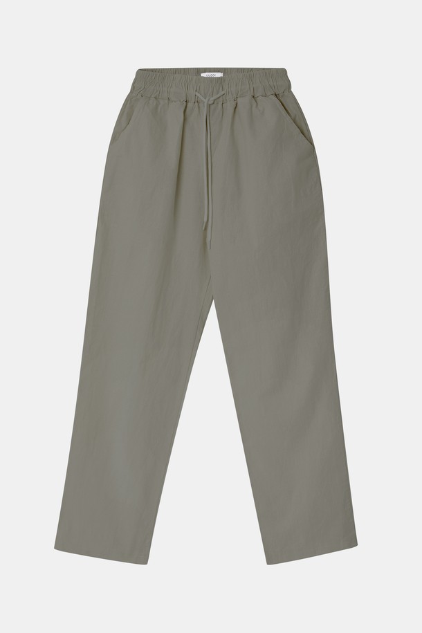 IKALOOK 린넨 워싱 밴딩 와이드 팬츠 CPT108은 린넨, 면, 스판덱스 혼방 소재로 제작되었으며 밴딩, 사선 포켓 디자인, 넉넉한 실루엣이 특징입니다. 봄, 여름, 가을에 입기 좋으며, 블랙, 카키, 모카, 아이보리 색상으로 일상에서 편안하게 착용 가능한 린넨 와이드핏 긴바지입니다. 얇은 두께감으로 쾌적함을 더했습니다.
