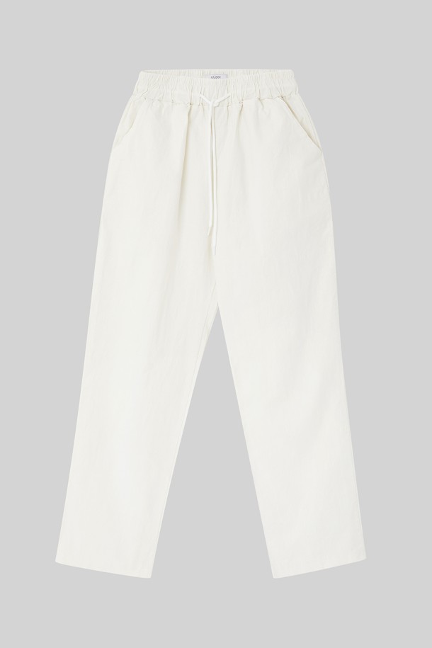 IKALOOK 린넨 워싱 밴딩 와이드 팬츠 CPT108는 린넨, 면, 스판덱스 혼방으로 제작되어 부드러운 촉감과 편안한 착용감을 선사합니다. 봄, 여름, 가을 시즌에 활용하기 좋은 긴 기장의 와이드핏 팬츠로, 블랙, 카키, 아이보리, 모카 4가지 색상으로 출시되었습니다. 넉넉한 실루엣과 사선 포켓 디자인으로 캐주얼하면서도 베이직한 스타일을 연출하며, 허리 밴딩으로 활동성을 높였습니다.
