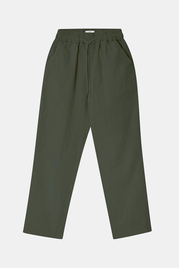 IKALOOK 린넨 워싱 밴딩 와이드 팬츠 CPT108은 린넨, 면, 스판덱스 혼방 소재로 제작되어 봄, 여름, 가을에 편안하게 착용할 수 있는 공용 린넨 와이드 팬츠입니다. 허리 밴딩과 사선 포켓 디자인이 특징이며, 블랙, 카키, 모카, 아이보리 색상으로 출시되었습니다. 캐주얼한 스타일의 무지 패턴 와이드핏 긴바지로 일상에서 편안하게 코디할 수 있습니다.
