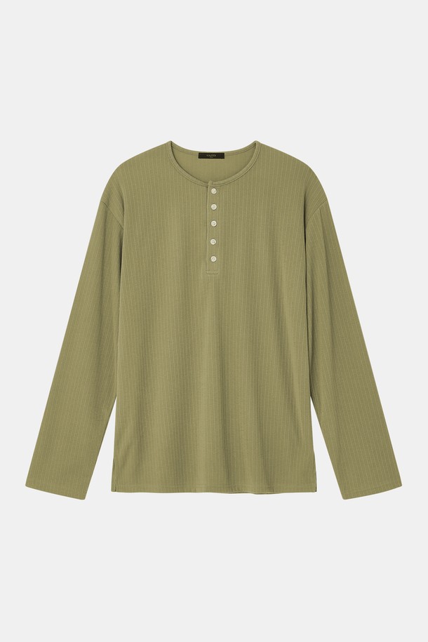 봄, 가을에 어울리는 헨리넥 긴팔 티셔츠입니다. 카키와 올리브 두 가지 색상으로 출시되어, 베이직하면서도 캐주얼한 스타일을 연출하기 좋습니다. 부드러운 면 소재로 제작되어 편안한 착용감을 선사하며, 레귤러핏으로 제작되어 부담 없이 착용할 수 있습니다. 버튼 디테일이 돋보이는 디자인으로, 일상복뿐만 아니라 출근룩으로도 활용 가능합니다.
