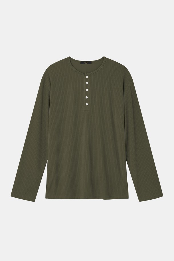 봄/가을 헨리넥 긴팔 티셔츠 CNIT102는 베이직하고 캐주얼한 스타일의 남녀 공용 티셔츠입니다. 카키와 올리브 두 가지 색상으로 출시되었으며, 헨리넥 디자인과 버튼 디테일이 특징입니다. 면 소재로 제작되어 부드러운 촉감을 제공하며, 레귤러 핏과 긴 소매 기장으로 편안하게 착용할 수 있습니다. 일상복은 물론, 출근룩으로도 활용하기 좋은 아이템입니다.
