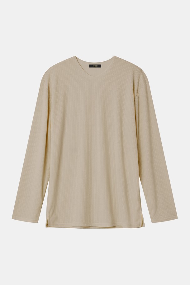 봄, 가을에 어울리는 베이직하고 미니멀한 스타일의 브이넥 긴팔 티셔츠입니다. 부드러운 면 소재로 제작되어 편안한 착용감을 선사하며, 레귤러핏으로 제작되어 다양한 체형에 자연스럽게 어울립니다. 얇은 두께감으로 간절기 시즌에 활용하기 좋으며, 출근룩과 데이트룩 등 폭넓은 TPO에 매치할 수 있습니다. 무지 디자인과 베이지 컬러로 미니멀, 클래식, 캐주얼 등 어떤 스타일에도 쉽게 코디할 수 있어 활용도가 높습니다.
