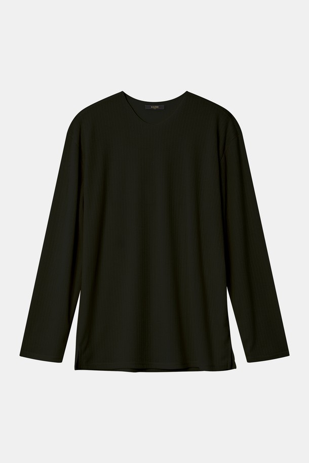 **봄가을 브이넥 긴팔 티셔츠 CNIT103**

베이직한 스타일의 블랙 색상 브이넥 긴팔 티셔츠입니다. 봄, 가을 간절기에 활용하기 좋으며, 레귤러 핏으로 제작되어 편안한 착용감을 제공합니다. 출근룩이나 비즈니스 캐주얼에 적합하며, 미니멀, 클래식, 캐주얼 등 다양한 스타일 연출이 가능합니다. 무지 디자인으로 어떤 하의와도 쉽게 매치할 수 있어 활용도가 높습니다.

