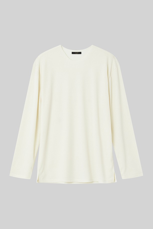 아이보리, 화이트 색상으로 출시된 봄, 가을용 브이넥 긴팔 티셔츠 CNIT103입니다. 베이직한 스타일의 레귤러핏 티셔츠로, 미니멀, 클래식, 캐주얼 룩 연출에 적합합니다. 긴 소매 기장과 무지 패턴으로 디자인되어 어떤 하의와도 쉽게 매치할 수 있습니다. 일상생활에서 편안하게 착용하기 좋은 아이템입니다.
