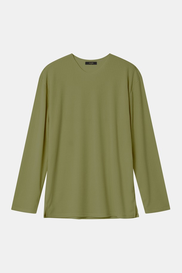 카키와 올리브 두 가지 색상으로 선보이는 봄/가을용 브이넥 긴팔 티셔츠 CNIT103입니다. 부드러운 면 소재로 제작되어 편안한 착용감을 선사하며, 레귤러핏으로 제작되어 베이직하면서도 캐주얼한 스타일을 연출합니다. 얇은 두께감으로 간절기에 적합하며, 산책룩, 캐주얼, 미니멀, 클래식 스타일을 즐겨 입는 여성분들께 추천합니다. 무지 디자인에 긴 소매로 다양한 룩에 활용하기 좋으며, 일상생활에서 편안하게 착용할 수 있습니다.
