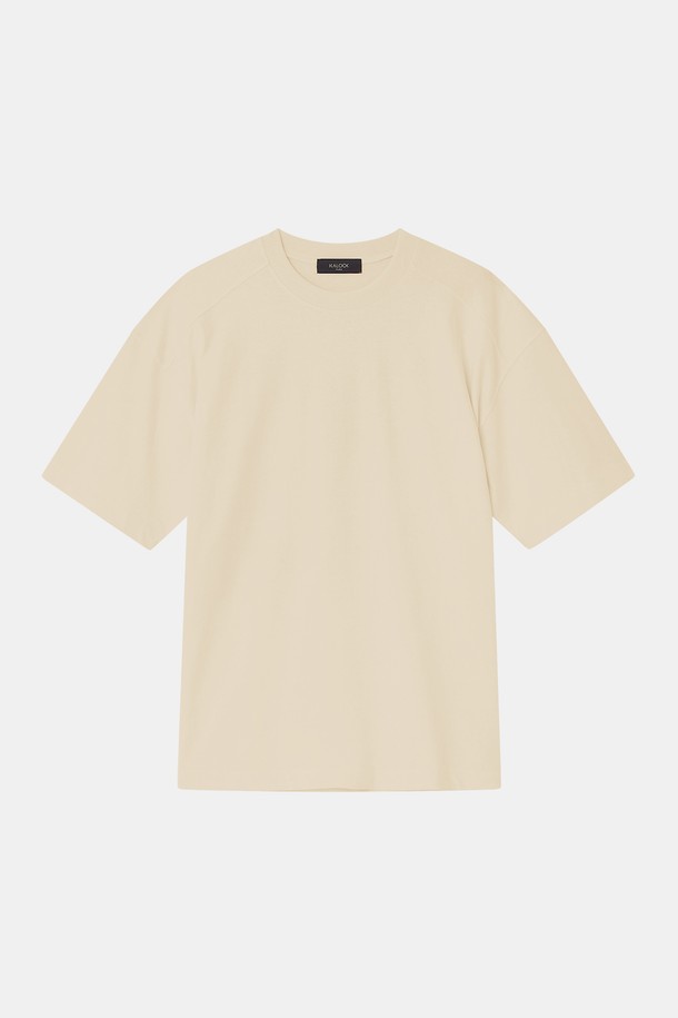 루즈핏 수피마 코튼 반팔 티셔츠 CSTEE103는 부드러운 촉감이 특징인 수피마 코튼 원단을 사용하여 제작되었습니다. 베이직하고 캐주얼한 스타일로, 봄, 여름철 일상에서 편안하게 착용하기 좋습니다. 라운드넥 디자인에 얇은 두께감으로 시원하게 입을 수 있으며, 넉넉한 루즈핏으로 활동성을 높였습니다. 산책룩, 집콕룩 등 다양한 TPO에 활용 가능하며, 미니멀, 캐주얼, 클래식 스타일을 연출하기 좋습니다. 베이지, 아이보리 두 가지 색상으로 출시되었습니다.
