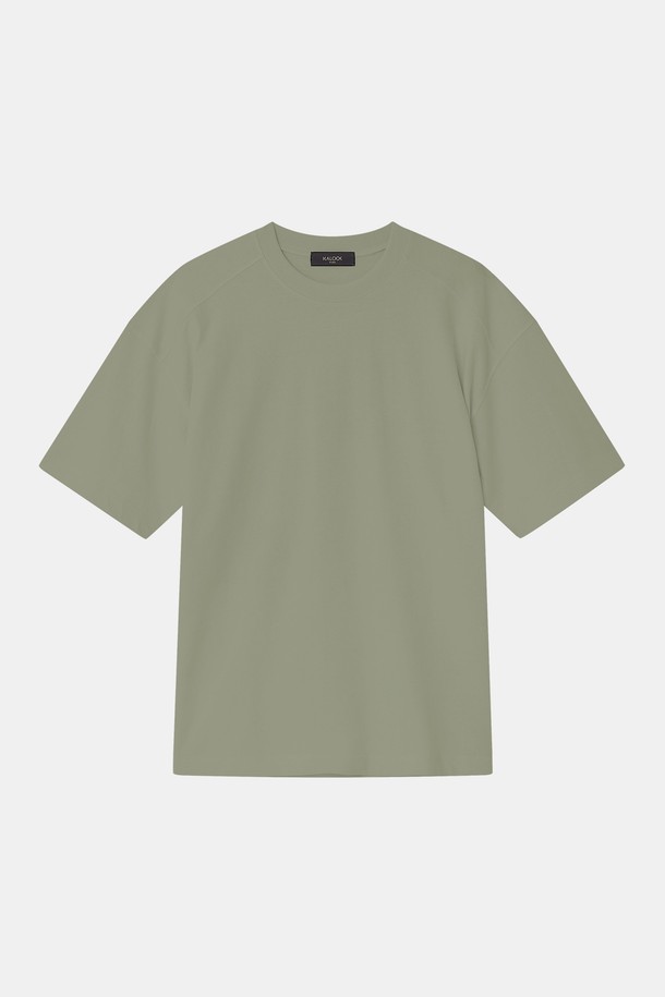 루즈핏 수피마 코튼 반팔 티셔츠 CSTEE103은 베이직하고 캐주얼한 스타일의 티셔츠입니다. 봄, 여름에 착용하기 좋으며, 일상복으로 활용하기 좋습니다. 카키, 올리브 두 가지 색상으로 출시되었으며, 수피마 코튼 원단을 사용하여 부드러운 촉감을 선사합니다. 라운드넥에 반소매, 루즈핏으로 편안하게 착용 가능하며 미니멀, 클래식 스타일 연출에 용이합니다.
