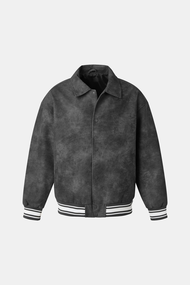 봄, 가을에 어울리는 오버핏 밴딩 에코레더 점퍼 CJP110입니다. 부드러운 촉감의 에코레더(인조가죽) 소재로 제작되었으며, 캐주얼하고 미니멀한 스타일을 연출하기 좋습니다. 블랙 컬러의 무지 디자인으로 어떤 옷에도 쉽게 매치할 수 있으며, 립 디테일과 밴딩 처리로 편안한 착용감을 제공합니다. 집업 스타일의 레귤러 기장으로, 일상생활에서 폭넓게 활용할 수 있는 아이템입니다.
