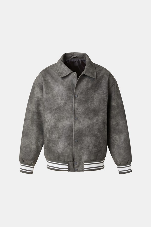 봄, 가을에 어울리는 오버핏 밴딩 에코레더 점퍼 CJP110입니다. 부드러운 촉감의 에코레더(합성가죽) 소재로 제작되었으며, 캐주얼한 무드의 그레이 컬러 무지 디자인입니다. 넉넉한 오버핏으로 편안한 착용감을 선사하며, 밴딩 및 스트라이프 립 디테일이 특징입니다. 데이트룩, 모임룩, 미니멀, 시크, 캐주얼 스타일 모두 소화 가능한 활용도 높은 아이템입니다. 긴 소매 기장의 집업 스타일 점퍼로 간절기 스타일링에 제격입니다.
