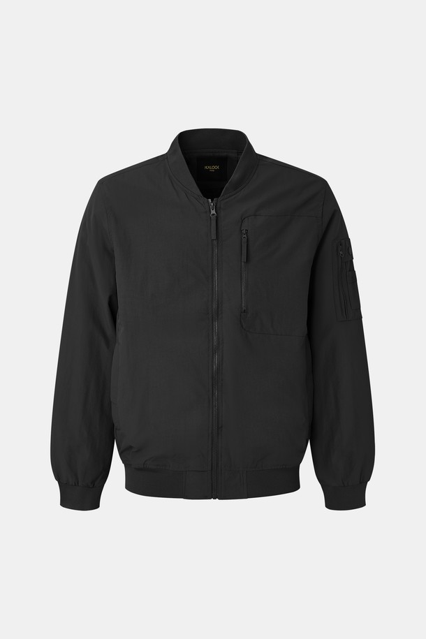 봄, 가을에 가볍게 걸치기 좋은 'CJP117' 블랙 컬러의 공용 바람막이 점퍼입니다. 캐주얼, 미니멀, 스포티한 스타일을 연출하기 좋으며, 일상, 여행, 산책 등 다양한 TPO에 활용할 수 있습니다. 얇고 부드러운 나일론 소재로 제작되어 편안한 착용감을 선사하며, 레귤러 핏과 긴 소매 기장으로 활동성을 높였습니다. 무지 디자인에 집업 스타일, 포켓 디테일이 더해져 실용성을 더했으며, 방풍 기능을 갖춰 간절기 날씨 변화에 유연하게 대응할 수 있습니다.

