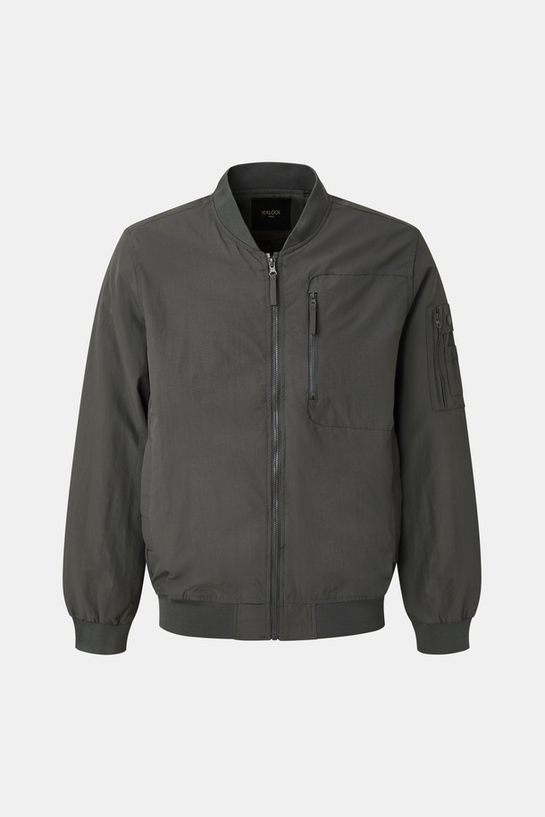 봄, 가을에 가볍게 걸치기 좋은 CJP117 바람막이 점퍼입니다. 부드러운 촉감의 나일론 소재로 제작되어 편안한 착용감을 선사하며, 레귤러핏 디자인으로 어떤 스타일에도 잘 어울립니다. 얇은 두께감과 긴 소매 기장으로 간절기에 활용하기 좋으며, 무지 디자인에 그레이 컬러로 깔끔함을 더했습니다. 일상, 산책, 여행 등 다양한 TPO에 캐주얼하고 미니멀한 스타일을 연출할 수 있습니다. 집업 방식과 포켓 디테일로 실용성을 높인 바람막이 점퍼입니다.
