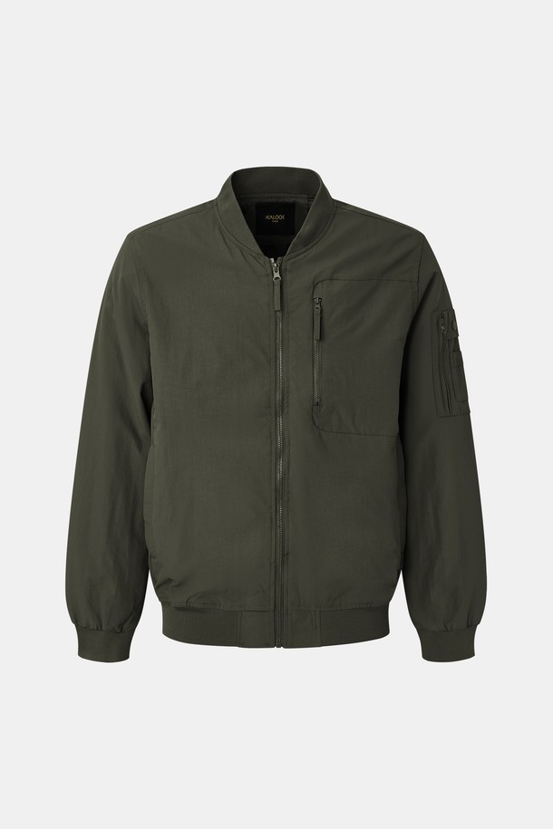 봄, 가을에 어울리는 슬리브 포켓 바람막이 점퍼 CJP117입니다. 가볍고 부드러운 나일론 소재로 제작되어 편안한 착용감을 선사합니다. 카키 색상에 무지 디자인으로 어떤 스타일에도 쉽게 매치할 수 있으며, 일상에서 캐주얼하고 베이직한 무드를 연출합니다. 레귤러 핏에 긴 소매 기장으로 활동성을 높였으며, 집업 방식으로 간편하게 착용 가능합니다. 실용적인 포켓 디테일이 더해져 수납성을 더했습니다.
