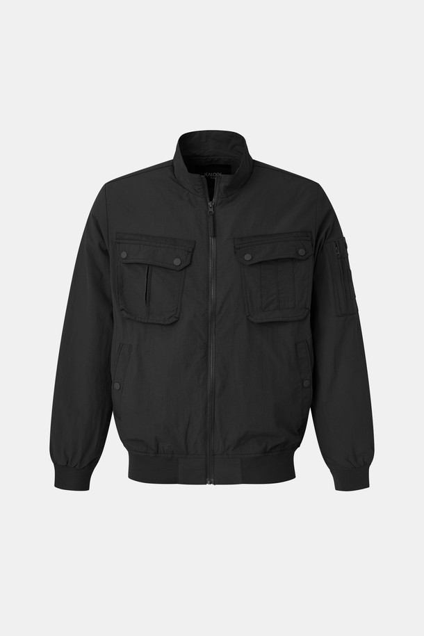 봄, 가을에 어울리는 미들넥 디자인의 블랙 컬러 블루종 점퍼입니다. 캐주얼한 스타일로 일상에서 편안하게 착용하기 좋으며, 무지 디자인으로 어떤 옷에도 쉽게 매치할 수 있습니다. 얇은 두께감으로 간절기에 가볍게 걸치기 좋고, 넉넉한 빅 포켓 디테일이 실용성을 더합니다. 긴 소매 기장과 레귤러핏으로 제작되어 편안한 착용감을 제공합니다.
