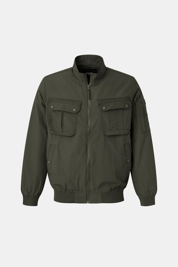 봄, 가을 간절기에 활용하기 좋은 미들넥 빅포켓 블루종 점퍼 CJP118입니다. 캐주얼하고 베이직한 스타일로, 데일리룩은 물론 출근룩까지 폭넓게 소화 가능합니다. 카키와 올리브 두 가지 색상으로 출시되어, 취향에 맞는 색상을 선택하여 연출할 수 있습니다. 중간 두께감으로 간절기 날씨에 적합하며, 넉넉한 레귤러핏으로 편안한 착용감을 선사합니다. 집업 스타일과 긴 소매, 빅포켓 디테일이 돋보이는 디자인입니다.
