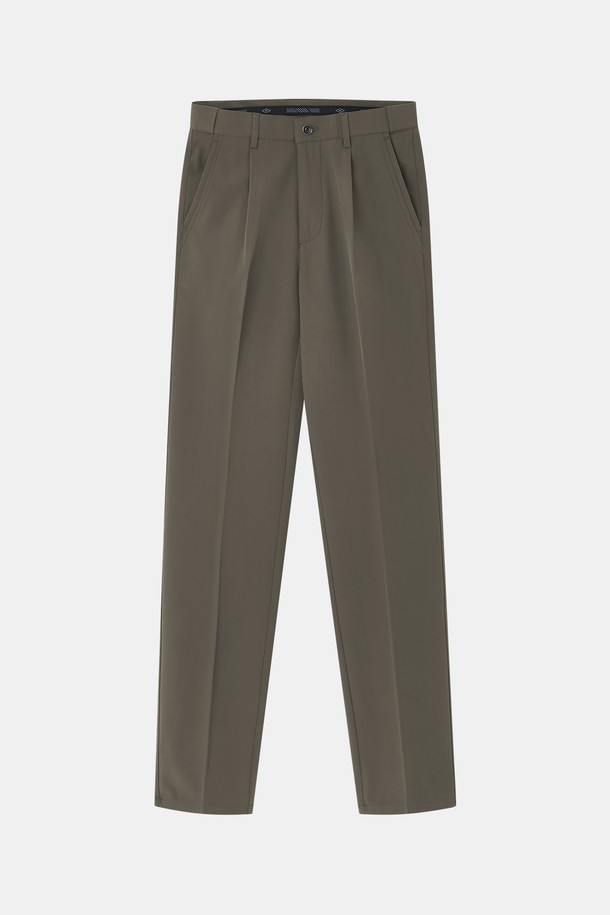 **봄/가을 스판 밴딩 원턱 슬랙스 팬츠 CPT118**

베이직하고 클래식한 스타일의 남성용 슬랙스입니다. 간절기에 적합한 두께감으로, 일상 및 출근룩, 비즈니스 캐주얼에 활용하기 좋습니다. 편안한 착용감을 선사하는 스판 소재와 활동성을 더하는 밴딩 허리, 그리고 원턱 디자인이 특징입니다. 카키와 올리브 두 가지 색상으로 출시되어, 미니멀하고 세련된 스타일을 연출할 수 있습니다. 레귤러핏으로 제작되어 편안하면서도 깔끔한 핏을 제공합니다.
