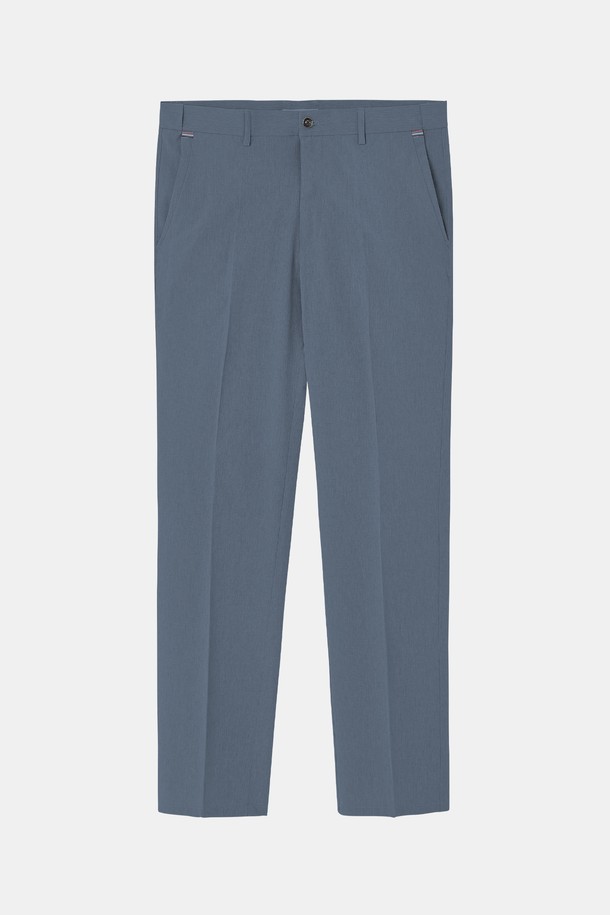 "아이스 스판 밴딩 슬랙스 CPT122"는 남성용 슬림핏 슬랙스로, 시원한 아이스 소재와 스판덱스 혼방으로 제작되어 부드러운 촉감을 선사합니다. 봄, 여름 시즌에 적합하며, 베이직하고 미니멀한 스타일을 연출하기 좋습니다. 허리 밴딩 처리로 편안한 착용감을 제공하며, 출근룩이나 비즈니스 캐주얼에 활용하기 좋습니다. 그레이 컬러의 무지 디자인으로 다양한 상의와 손쉽게 매치할 수 있으며, 미니멀, 클래식, 캐주얼 스타일을 모두 소화 가능합니다. 긴 기장으로 다리가 길어 보이는 효과를 줍니다.
