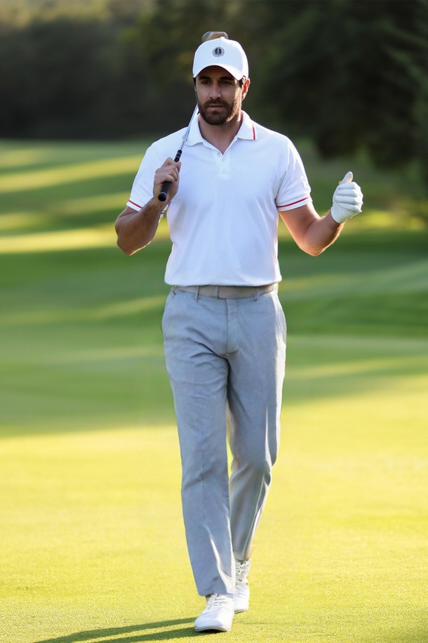 **아이스 스판 밴딩 슬랙스 CPT122**

시원한 아이스 소재와 스판덱스 혼방으로 제작되어 여름철에도 쾌적하게 착용 가능한 남성 슬랙스입니다. 레귤러핏으로 편안한 착용감을 제공하며, 활동성을 높여주는 밴딩 처리로 편의성을 더했습니다. 무지 디자인에 그레이 컬러로 어떤 상의와도 매치하기 쉬워, 캐주얼, 미니멀, 스포티 등 다양한 스타일을 연출할 수 있습니다. 골프룩은 물론, 일상 및 출근룩으로 활용하기에 적합합니다. 얇은 두께감으로 한여름에도 시원하게 입을 수 있는 실용적인 아이템입니다.
