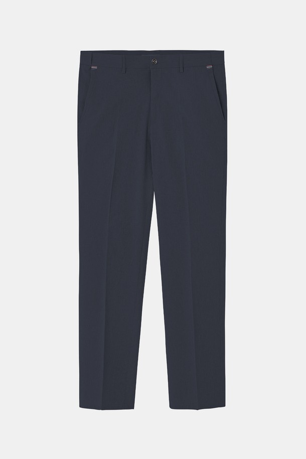 **아이스 스판 밴딩 슬랙스 CPT122**

여름철 시원하게 즐길 수 있는 남성용 아이스 스판 밴딩 슬랙스입니다. 베이직한 디자인으로 출근룩, 비즈니스 캐주얼 등 다양한 TPO에 활용 가능합니다. 부드러운 촉감의 아이스 소재와 스판 혼방으로 편안한 착용감을 제공합니다. 레귤러핏에 긴 기장으로 제작되었으며, 네이비 컬러에 무지 패턴으로 미니멀, 클래식, 캐주얼 스타일 모두 소화 가능합니다.
