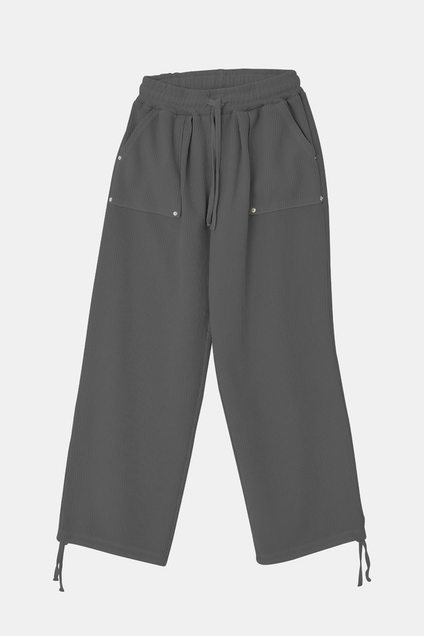 하이 퀄리티 와플 밴딩 밴츠 CPT125는 편안함과 스타일을 동시에 만족시키는 반바지입니다. 부드러운 면 소재에 와플 패턴을 적용하여 시원하고 산뜻한 착용감을 선사하며, 루즈핏 디자인으로 활동성을 높였습니다. 밴딩 디테일로 편안한 착용감을 제공하며, 집콕룩, 산책룩, 휴가룩 등 다양한 TPO에 활용 가능합니다. 캐주얼하고 미니멀한 스타일을 즐기는 분들께 추천하는 여름철 필수 아이템입니다. 그레이 컬러로 어떤 상의와도 쉽게 매치할 수 있어 활용도가 높습니다.
