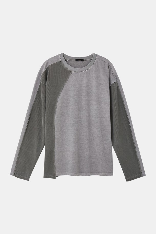 언밸런스 피그먼트 와플 긴팔 티셔츠 CTEE112는 캐주얼과 미니멀 스타일을 선호하는 분들을 위한 데일리 아이템입니다. 부드러운 면 소재에 얇은 두께감으로 편안한 착용감을 선사하며, 봄, 가을 간절기에 활용하기 좋습니다. 릴랙스 핏과 라운드넥 디자인으로 편안함을 더하고, 언밸런스 디자인과 피그먼트 워싱으로 은은한 포인트를 주었습니다. 그레이 컬러의 와플 패턴 긴팔 티셔츠로, 다양한 하의와 매치하여 스타일리시한 룩을 연출해보세요.
