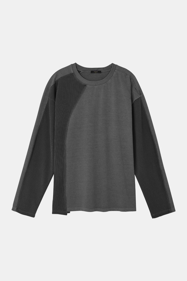언밸런스 피그먼트 와플 긴팔 티셔츠 CTEE112는 캐주얼과 미니멀 스타일을 모두 만족시키는 공용 긴팔 티셔츠입니다. 부드러운 면 소재에 중간 두께감으로 봄, 가을 간절기에 활용하기 좋으며, 라운드넥 디자인으로 편안한 착용감을 선사합니다. 릴랙스핏으로 편안한 활동성을 보장하며, 언밸런스 디자인과 피그먼트 워싱 디테일이 돋보입니다. 은은한 그레이 컬러와 와플 패턴이 어우러져 베이직하면서도 세련된 스타일을 연출합니다.
