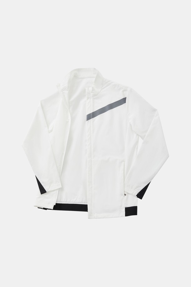 히든 집업 스판 바람막이 점퍼 CJP122는 남녀 공용으로, 봄, 여름, 가을에 활용하기 좋은 캐주얼하고 스포티한 스타일의 바람막이입니다. 무지 디자인에 화이트, 블랙 두 가지 색상으로 출시되었으며, 얇고 가벼운 폴리에스터와 폴리우레탄 혼방 소재로 제작되어 편안한 착용감을 제공합니다. 베이직핏에 허리 밴딩과 히든 포켓 디테일을 더하여 실용성을 높였으며, 방풍 기능으로 스포츠 활동이나 일상생활에서 쾌적하게 착용할 수 있습니다.
