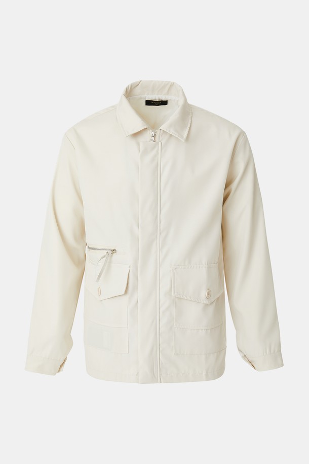 봄 가을에 어울리는 카라넥 체크 집업 점퍼 CJP112입니다. 베이직하고 캐주얼한 스타일로, 블랙과 아이보리 두 가지 색상으로 제공됩니다. 폴리에스터 소재로 제작되어 내구성이 뛰어나며, 봄 소풍룩이나 가을 나들이룩에 적합합니다. 레귤러 기장에 긴 소매, 베이직핏으로 편안하게 착용 가능하며, 이중 지퍼와 플랩 디테일이 돋보입니다. 캐주얼, 미니멀, 클래식한 스타일을 연출하기에 좋습니다.
