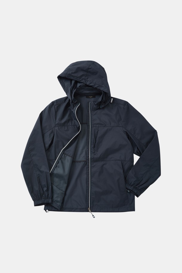 **후드 탈부착 퀵드라이 윈드브레이커 CJP119**는 남성용 아우터로, 봄, 여름, 가을 시즌에 적합한 윈드브레이커입니다. 튼튼한 나일론 소재로 제작되어 방풍 기능과 퀵드라이 기능을 갖춰 쾌적한 착용감을 제공합니다. 데일리웨어와 아웃도어 활동 모두에 활용 가능하며, 베이직하고 스포티한 스타일을 연출합니다. 네이비, 화이트, 다크 그린 세 가지 색상으로 출시되었으며, 탈부착 가능한 후드와 밑단 스트링 디테일로 실용성을 더했습니다. 여행, 산책, 등산 시 편안하고 스타일리시하게 착용할 수 있는 아이템입니다.
