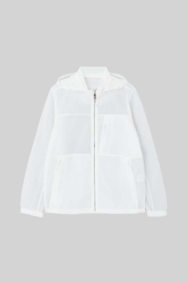 후드 탈부착 퀵드라이 윈드브레이커 CJP119는 다크그린, 네이비, 화이트 세 가지 색상으로 출시되어 데일리웨어와 아웃도어 활동에 적합한 윈드브레이커입니다. 얇은 두께의 나일론 소재로 제작되어 봄, 여름, 가을 간절기에 활용하기 좋으며, 튼튼한 촉감과 베이직한 디자인으로 캐주얼, 미니멀, 고프코어 스타일을 연출할 수 있습니다. 탈부착 가능한 후드와 밑단 스트링 디테일이 있어 다양한 스타일링이 가능하며, 속건 기능으로 쾌적함을 유지합니다. 여행룩, 산책룩, 캠핑룩 등 다채로운 TPO에 적합한 활용도를 자랑합니다.
