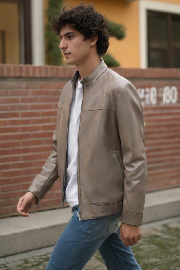 사계절 활용 가능한 멀티 컬러 솔리드 양가죽 집업 점퍼 CLJP107은 부드러운 이태리산 양가죽 소재와 신축성 있는 밑단 시보리 디테일이 돋보입니다. 베이직하고 미니멀한 무드의 이 레더 코트는 블루, 베이지, 블랙, 네이비 색상으로 출시되었으며, 폴리에스터 안감을 사용하여 제작되었습니다. 일상에서 편안하게 착용할 수 있는 베이직 핏의 긴소매 레귤러 기장 점퍼로, 무지 패턴이 특징입니다.
