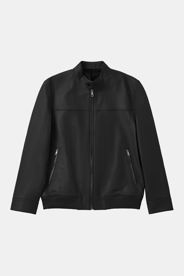 멀티 컬러 솔리드 양가죽 집업 점퍼 CLJP107은 부드러운 이탈리아산 양가죽 소재로 제작되었으며, 베이직핏과 신축성 있는 밑단 시보리 디테일이 특징입니다. 블루, 베이지, 블랙, 네이비 색상으로 제공되는 남성용 레더 점퍼는 봄, 여름, 가을, 겨울 모든 계절에 활용하기 좋습니다. 겉감은 양가죽, 안감은 폴리에스터 100%로 제작되었으며, 솔리드 패턴의 미니멀한 디자인이 돋보이는 집업 스타일의 아우터입니다.
