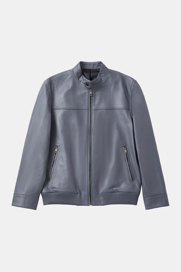 이 멀티 컬러 솔리드 양가죽 집업 점퍼 CLJP107은 이탈리아산 양가죽으로 제작되었으며, 부드러운 촉감이 특징입니다. 블루, 베이지, 블랙, 네이비 색상으로 제공되며, 신축성 있는 밑단 시보리 디테일과 폴리에스터 100% 안감으로 편안함을 더했습니다. 베이직핏의 레귤러 기장으로 봄, 여름, 가을, 겨울 일상복으로 스타일리시하게 연출할 수 있는 남성용 아우터입니다.
